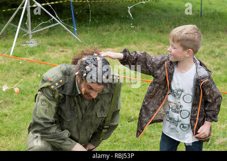 Joel Hicks als menschliches Ziel an der Welt Ei werfen Meisterschaften, Swaton Dorf Fair, Lincolnshire, Großbritannien Stockfoto