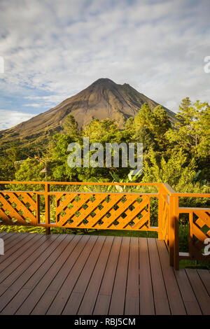 Blick auf den Arenal Vulkan im Abendlicht. Arenal Volcano National Park. Alajuela Provinz. Costa Rica. Stockfoto