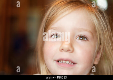 Ein Porträt von einem schönen Lächeln vier Jahre altes Mädchen Stockfoto