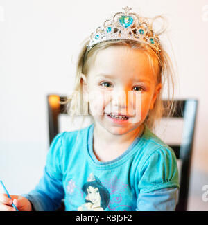 Ein Portrait eines vier Jahre alten Mädchen mit einem Spielzeug juwelenbesetzte Tiara Stockfoto