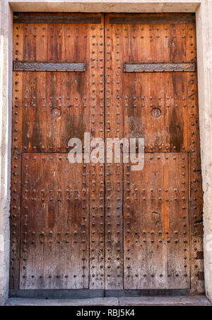 Mittelalterliche Türen, Tore. Spanische traditionelle Ornament auf hölzernen Tore. Alte hölzerne Tor Textur. Starke Festung, Spanien. Stockfoto