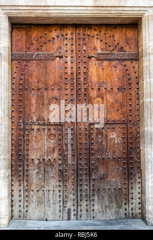 Mittelalterliche Türen, Tore. Spanische traditionelle Ornament auf hölzernen Tore. Alte hölzerne Tor Textur. Starke Festung, Spanien. Stockfoto