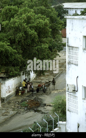 10. Oktober 1993 Wasser Verkäufer und ihre Esel tanken ihre Fässer aus Stahl mit einer seitlichen Straße - Wasser in Mogadischu, Somalia tippen. Stockfoto