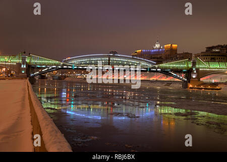 = Festliche Bohdan Städte Brücke auf einer Winternacht = Schöne Aussicht aus Berezhkovskaya Ufer der Moskwa auf der Fußgängerbrücke von Bo Stockfoto