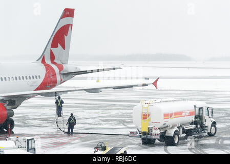 Ein Airbus A319 wird im Winter in der Stadt Quebec Jean Lesage Flughafen aufgetankt. Stockfoto