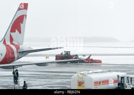 Ein Airbus A319 wird im Winter in der Stadt Quebec Jean Lesage Flughafen aufgetankt. Stockfoto