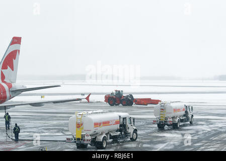 Ein Airbus A319 wird im Winter in der Stadt Quebec Jean Lesage Flughafen aufgetankt. Stockfoto