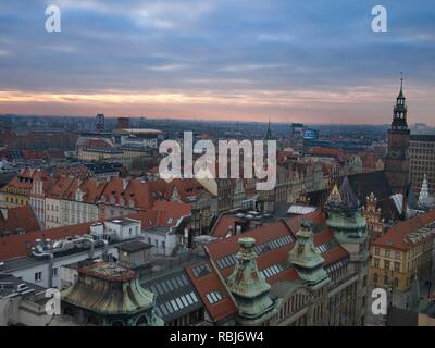 Luftaufnahme von Marktplatz oder Rynek und seinen bunten Architektur während des Sonnenuntergangs in Wroclaw, Polen Stockfoto