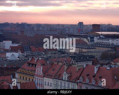 Luftaufnahme von Marktplatz oder Rynek und seinen bunten Architektur während des Sonnenuntergangs in Wroclaw, Polen Stockfoto