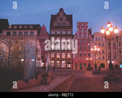 Marktplatz oder Rynek im Winter in der Dämmerung, Wroclaw, Polen Stockfoto