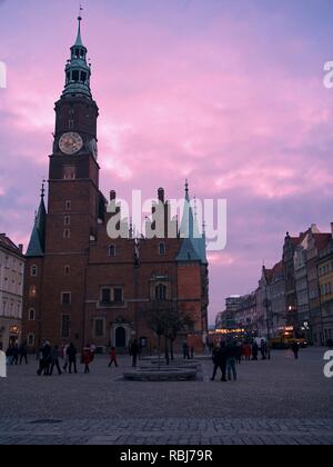 Marktplatz oder Rynek, St. Elisabeth Kirche in der Dämmerung mit rosa Himmel Stockfoto