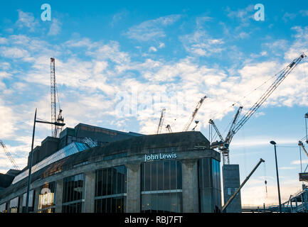 John Lewis Department Store Front in der Dämmerung mit St James Baustelle Krane, Edinburgh, Schottland, Großbritannien Stockfoto