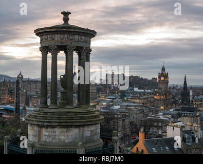 Blick vom Calton Hill bei Sonnenuntergang mit Dugald Stewart Denkmal, Edinburgh, Schottland, Großbritannien Stockfoto