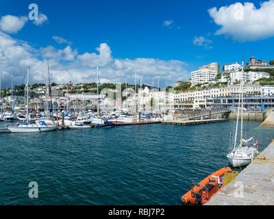 TORQUAY, Devon, England - 31. Juli 2017: Die Marina bei Torquay ein beliebtes Urlaubsziel in Devon, England Großbritannien Stockfoto