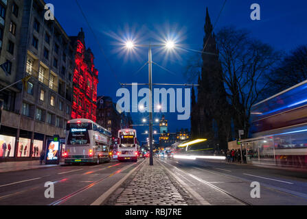 Nacht trails Princes Street in der Nacht mit Bussen, Balmoral Wecker und Scott Monument, Edinburgh, Schottland, Großbritannien Stockfoto