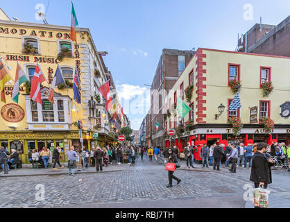Menschen, Familien, Touristen zu Fuß und erkunden Fleet St., einer belebten Geschäftsstraße in Dublin, Irland. Stockfoto