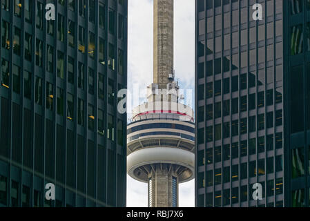 Der CN Tower zwischen zwei wolkenkratzern an Bay Steet in Toronto, Kanada gesehen Stockfoto