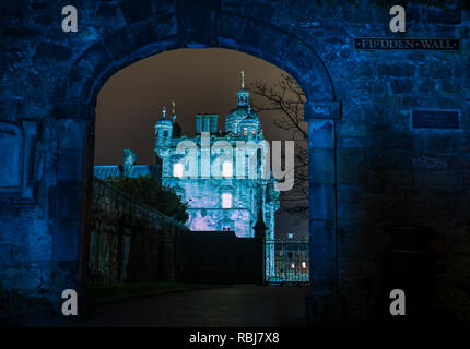 Flodden Wall arch mit George Heriots Schule nachts beleuchtet, Joybergman von Kirchhof, Edinburgh, Schottland, Großbritannien Stockfoto