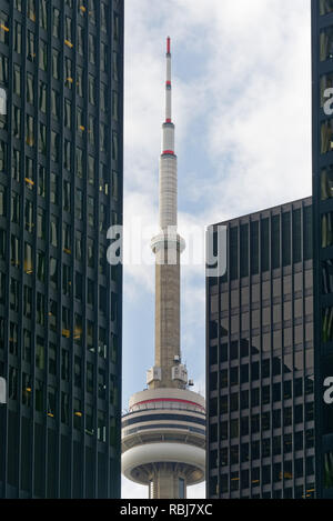 Der CN Tower zwischen zwei wolkenkratzern an Bay Steet in Toronto, Kanada gesehen Stockfoto