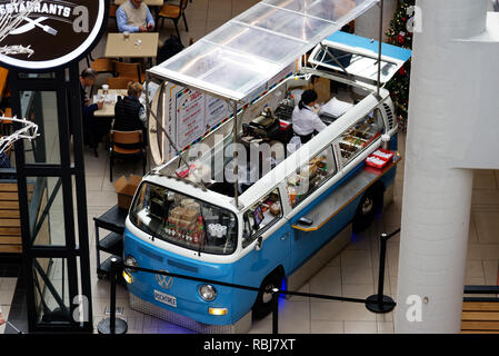 Ein Taco und burrito Stall in einem VW-Campingbus in der Food Hall des Eaton Centre in Toronto, Kanada, Teil der Richtree natürlichen Markt Stockfoto