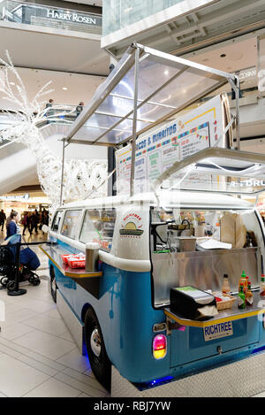 Ein Taco und burrito Stall in einem VW-Campingbus in der Food Hall des Eaton Centre in Toronto, Kanada, Teil der Richtree natürlichen Markt Stockfoto