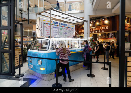 Ein Taco und burrito Stall in einem VW-Campingbus in der Food Hall des Eaton Centre in Toronto, Kanada, Teil der Richtree natürlichen Markt Stockfoto