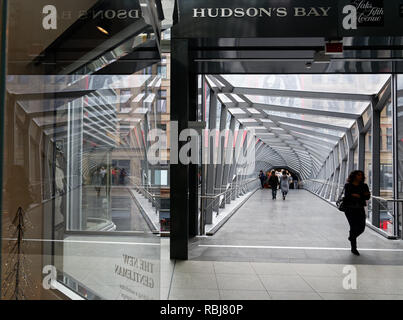 Der Helix Sky Brücke, links Eaton Center an der Hudson Bay Gebäude, Toronto, Kanada Stockfoto