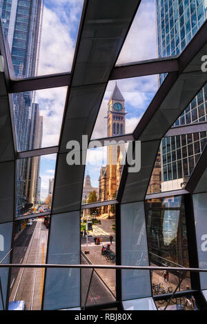 Altes Rathaus von der Innenseite der Helix Sky Bridge gesehen, dass links Eaton Center an der Hudson Bay Gebäude, Toronto, Kanada Stockfoto