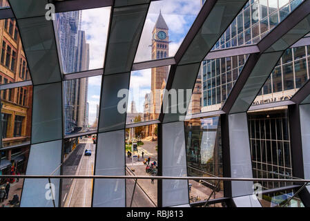 Altes Rathaus von der Innenseite der Helix Sky Bridge gesehen, dass links Eaton Center an der Hudson Bay Gebäude, Toronto, Kanada Stockfoto