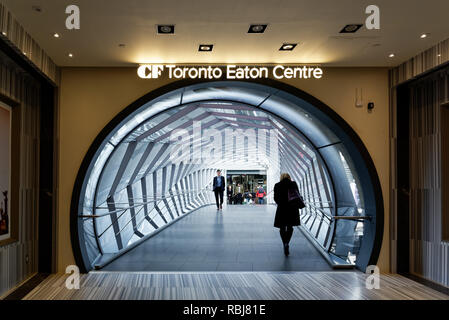 Der Helix Sky Brücke, links Eaton Center an der Hudson Bay Gebäude, Toronto, Kanada Stockfoto