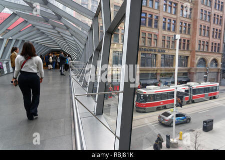 Eine traam in der Queen Street aus dem Inneren der Helix Sky Bridge gesehen, dass links Eaton Center an der Hudson Bay Gebäude, Toronto, Kanada Stockfoto