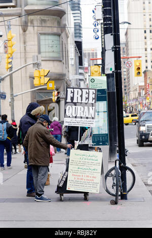 Ein muslimischer Mann an einer Straße stehen verlosen kostenlose Kopien des Koran, Toronto, Kanada Stockfoto