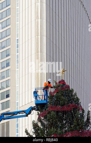 Arbeitnehmer, der Stern am Weihnachtsbaum in der Nathan Phillips Square, Toronto, Kanada Stockfoto