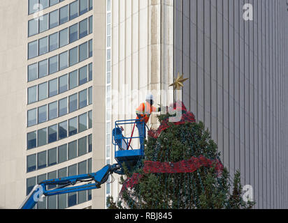 Arbeitnehmer, der Stern am Weihnachtsbaum in der Nathan Phillips Square, Toronto, Kanada Stockfoto