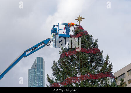 Arbeitnehmer, der Stern am Weihnachtsbaum in der Nathan Phillips Square, Toronto, Kanada Stockfoto