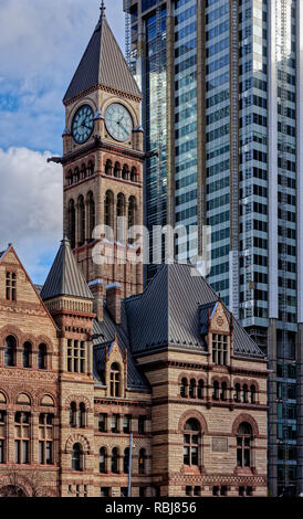 Das Alte Rathaus in Toronto steht im Gegensatz zu der modernen Architektur, die sie umgibt - Hinter ist die Bank von Montreal (BMO) Gebäude Stockfoto
