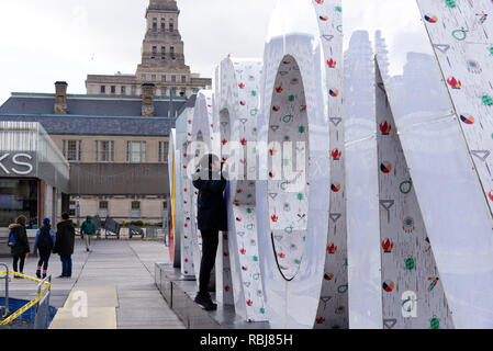 Ein Mann durch die Toronto anmelden Nathan Phillips Square, Toronto, Kanada Stockfoto
