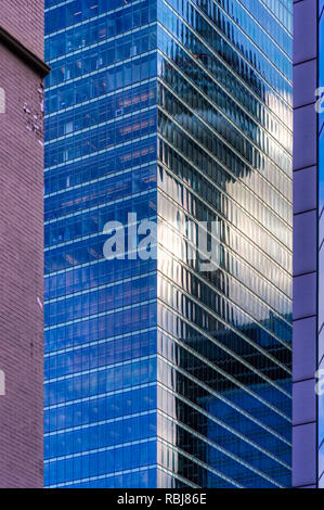 Der CN Tower, spiegelt sich in der RBC Center (aka Der RBC Dexia Gebäude) in Toronto, Kanada als von David Pecaut Platz gesehen Stockfoto