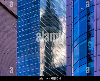 Der CN Tower, spiegelt sich in der RBC Center (aka Der RBC Dexia Gebäude) in Toronto, Kanada als von David Pecaut Platz gesehen Stockfoto