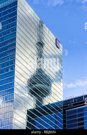 Der CN Tower, spiegelt sich in der RBC Center (aka Der RBC Dexia Gebäude) in Toronto, Kanada als von David Pecaut Platz gesehen Stockfoto