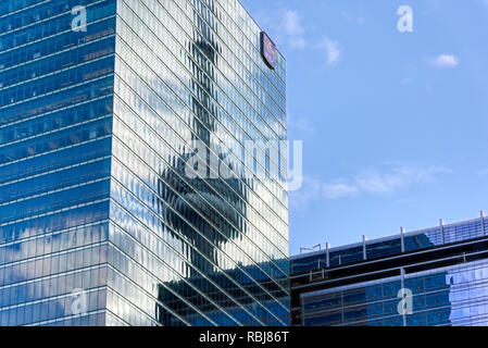 Der CN Tower, spiegelt sich in der RBC Center (aka Der RBC Dexia Gebäude) in Toronto, Kanada als von David Pecaut Platz gesehen Stockfoto