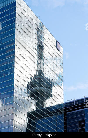 Der CN Tower, spiegelt sich in der RBC Center (aka Der RBC Dexia Gebäude) in Toronto, Kanada als von David Pecaut Platz gesehen Stockfoto