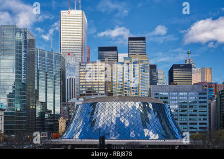 Die Roy Thomson Hall mit dem Toronto Skyline hinter Stockfoto