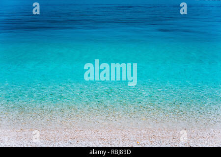 Abstraktes Bild der klare blaue Meer Wasser schöne Hintergrund Dekoration von Sommer. Klare Wasser. Spiel der Farben. Tapete. Idyllischer Sommerurlaub consept, Griechenland Stockfoto