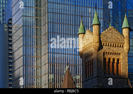 Der Turm von St. Andrew's Church in Toronto mit der Bank von Montreal (BMO) Gebäude hinter Stockfoto