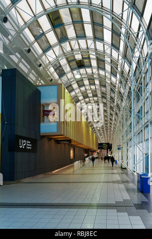 Die UP (Union Pearson) Bahnhof innerhalb des Toronto Skywalk, eine überdachte Fußgängerzone in der Innenstadt von Toronto Stockfoto