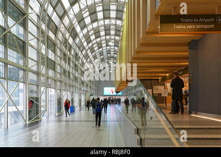 Die UP (Union Pearson) Bahnhof innerhalb des Toronto Skywalk, eine überdachte Fußgängerzone in der Innenstadt von Toronto Stockfoto
