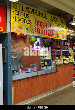 Frisch gepresster Saft Shop im St Lawrence Markt in Toronto, Kanada Stockfoto