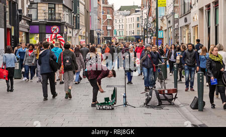 Menschen, Familien, Touristen zu Fuß und erkunden Sie die Grafton Street, einer belebten Geschäftsstraße in Dublin, Irland. Stockfoto