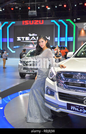 NONTHABURI - 28. NOVEMBER: Nicht identifizierte Modell mit Isuzu MU-X das Ikonische SUV auf der 35th Thailand International Motor Expo am 28. Stockfoto